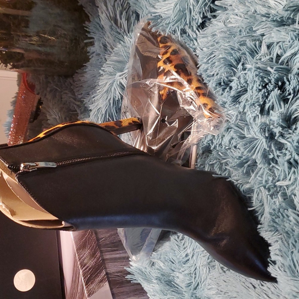 NINE WEST Womens leopard print heeled booties.